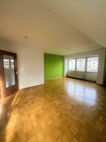Großzügige und zentrale 4 Zimmerwohnung mit zwei Balkonen!, 30159 Hannover, Dachgeschosswohnung