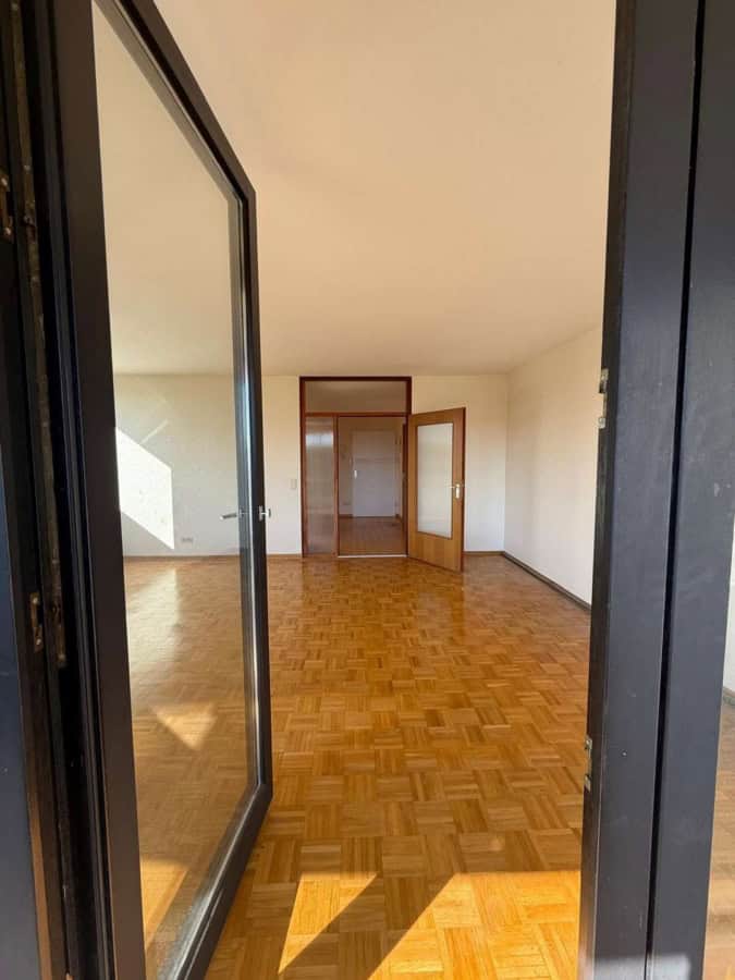 Sicht in die Wohnung vom Balkon
