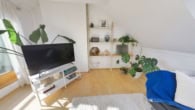 Wohnzimmer - Wohntraum in Ricklingen: 2,5-Zimmer-Dachgeschosswohnung mit Loggia & 2 Bädern!