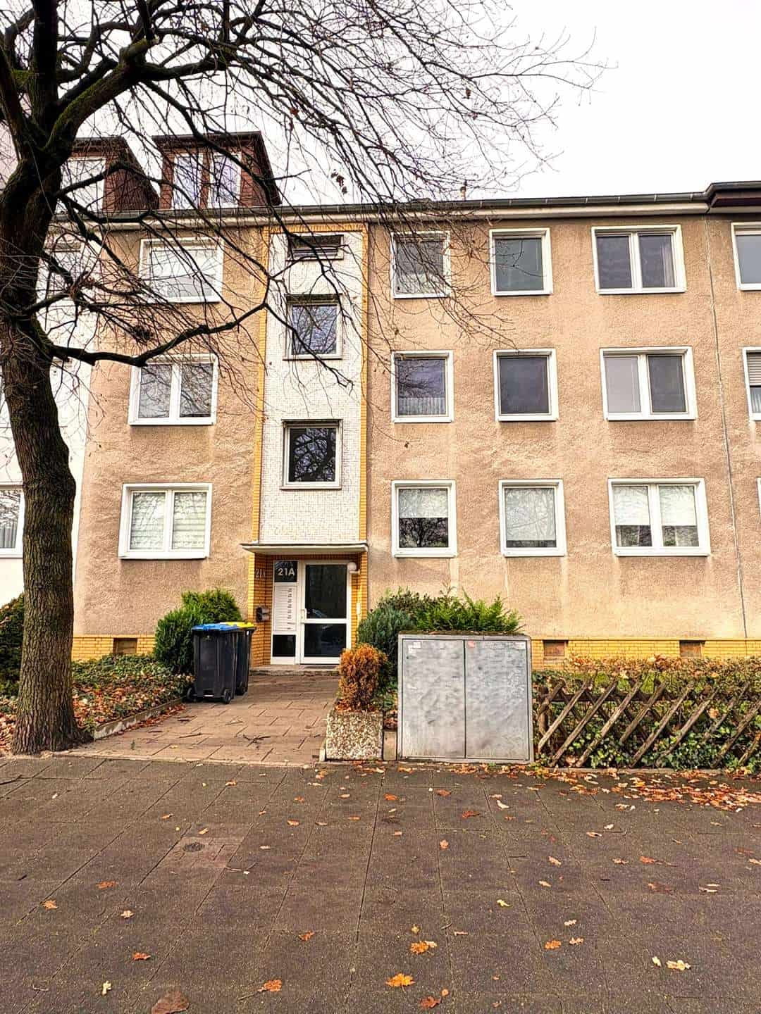 List – Sanierungsbedürftige 2-Zimmerwohnung mit Balkon und Garage!!!, 30163 Hannover, Wohnung