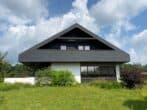 großzügiges Einfamilienhaus in Bad Eilsen mit unverbautem Blick ins Grüne! - Haus Rückansicht