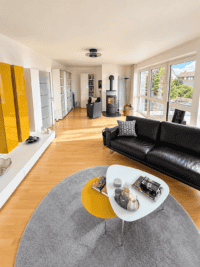 Helles modernes Wohnzimmer mit Kamin