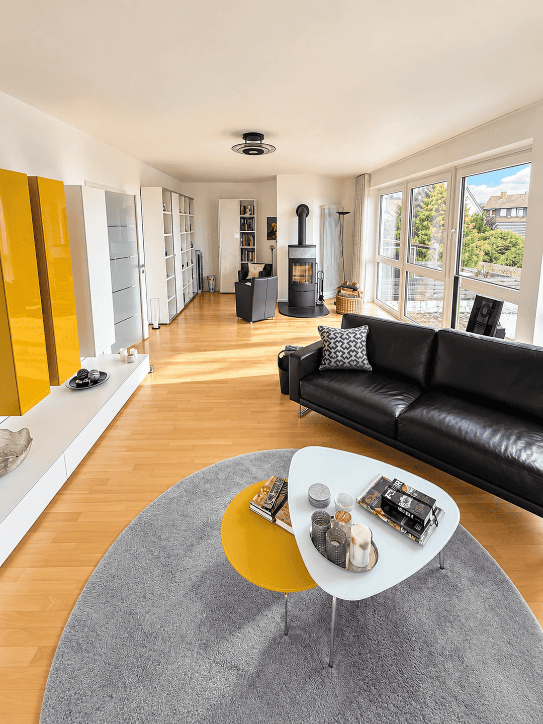 Helles modernes Wohnzimmer mit Kamin