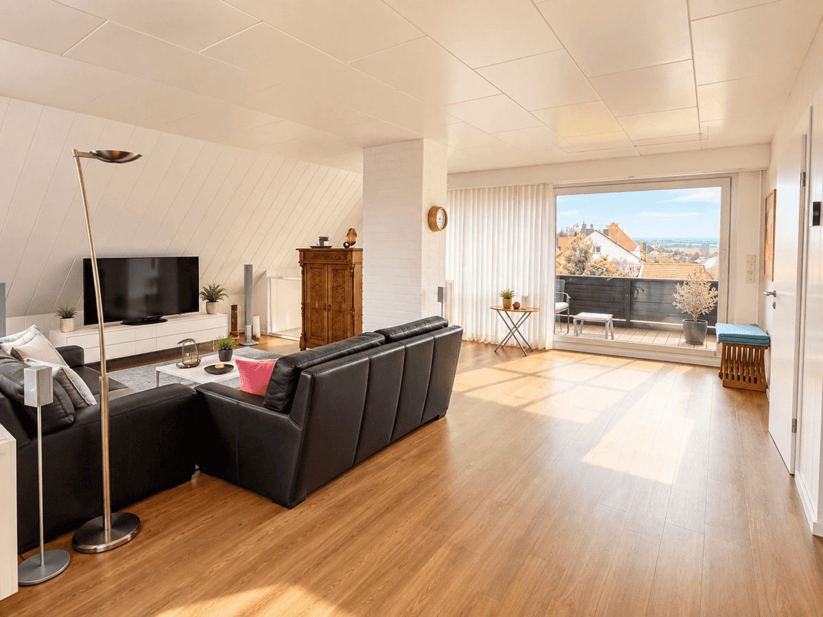 Helles modernes Dachgeschoss mit Balkon